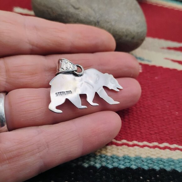 Unisex Southwest Native Style Bear Pendant Orange Spiny Oyster Sterling Silver - Picture 4 of 6